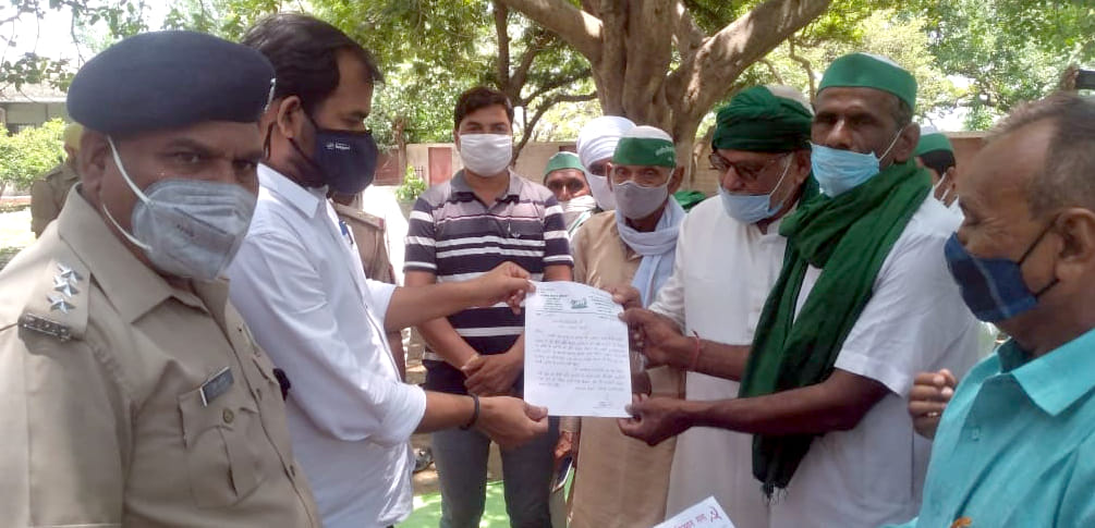 Farmers gave memorandum to SDM in protest against agriculture law