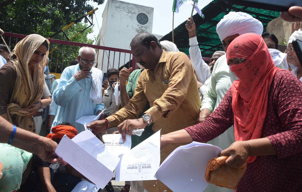 Farmers burnt copies of agricultural laws outside the mayor's office