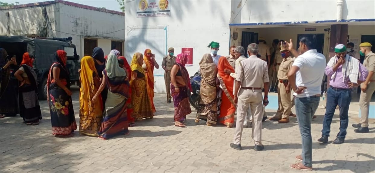 Hathras: Women created ruckus at Kotwali in protest against arrest