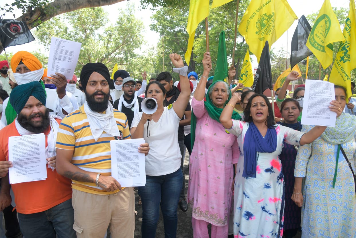 Farmers reached to surround BJP leader Sanjay Tandon's house, shouted slogans, also burnt copies of agriculture law