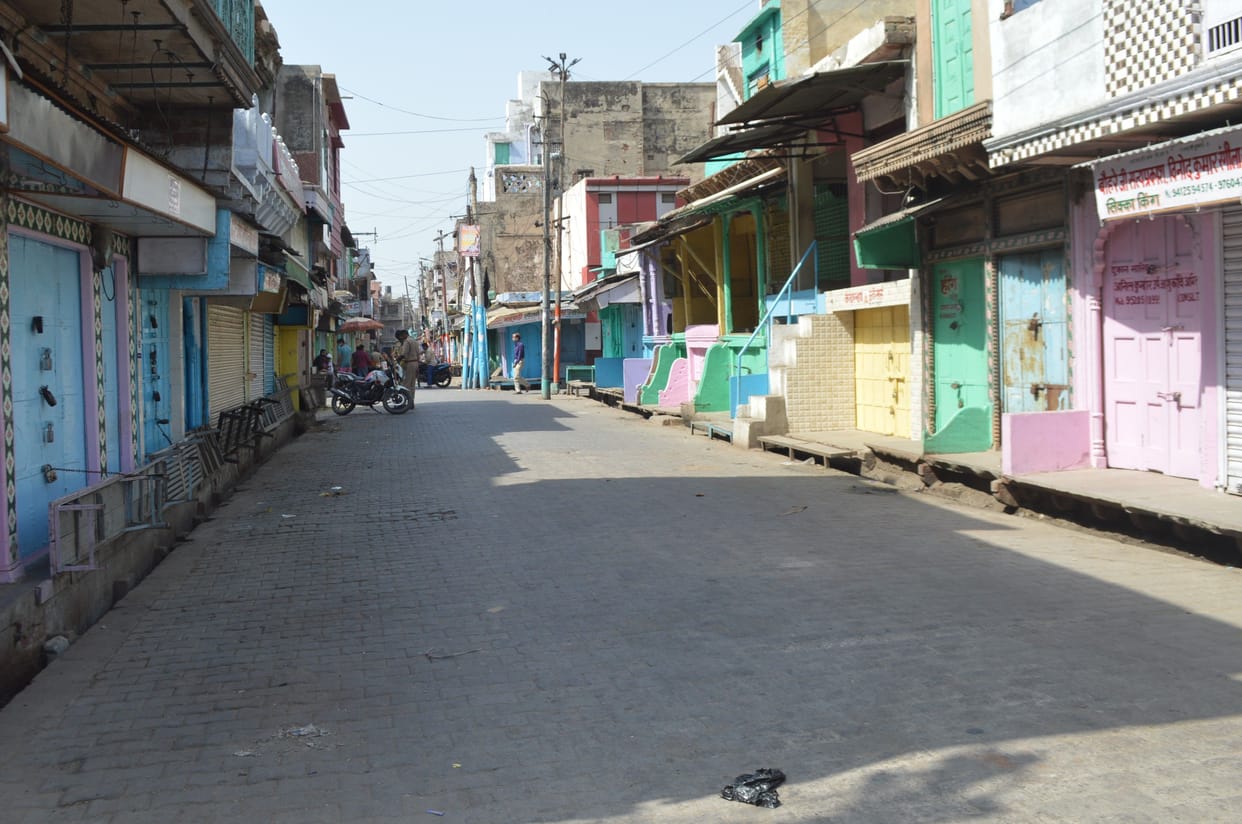 Hathras: Silence spread in the markets due to Corona curfew