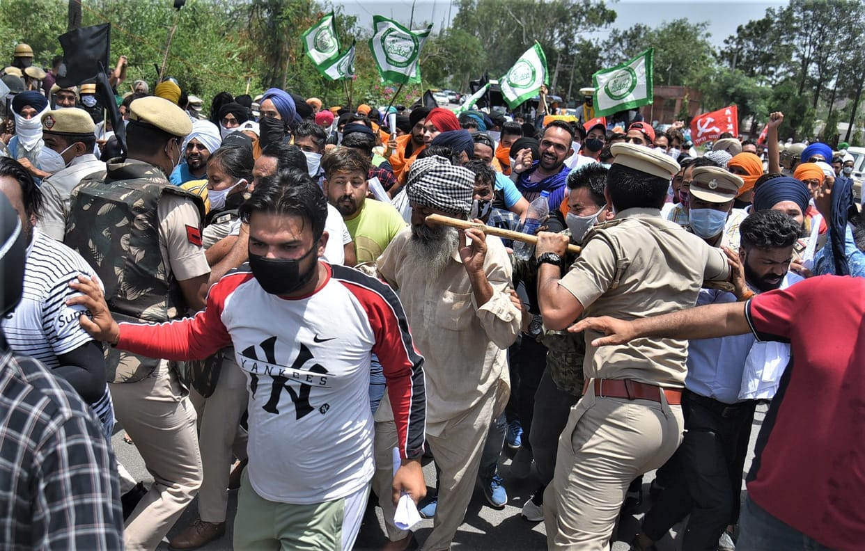 Movement: In Panchkula, farmers were coming from Pinjore and other places to burn the copies of agricultural laws outside the residence of the Vis President.