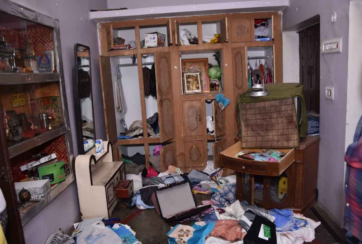Auraiya: The miscreants entered the businessman's house on the strength of weapons, took the family hostage and robbed of lakhs