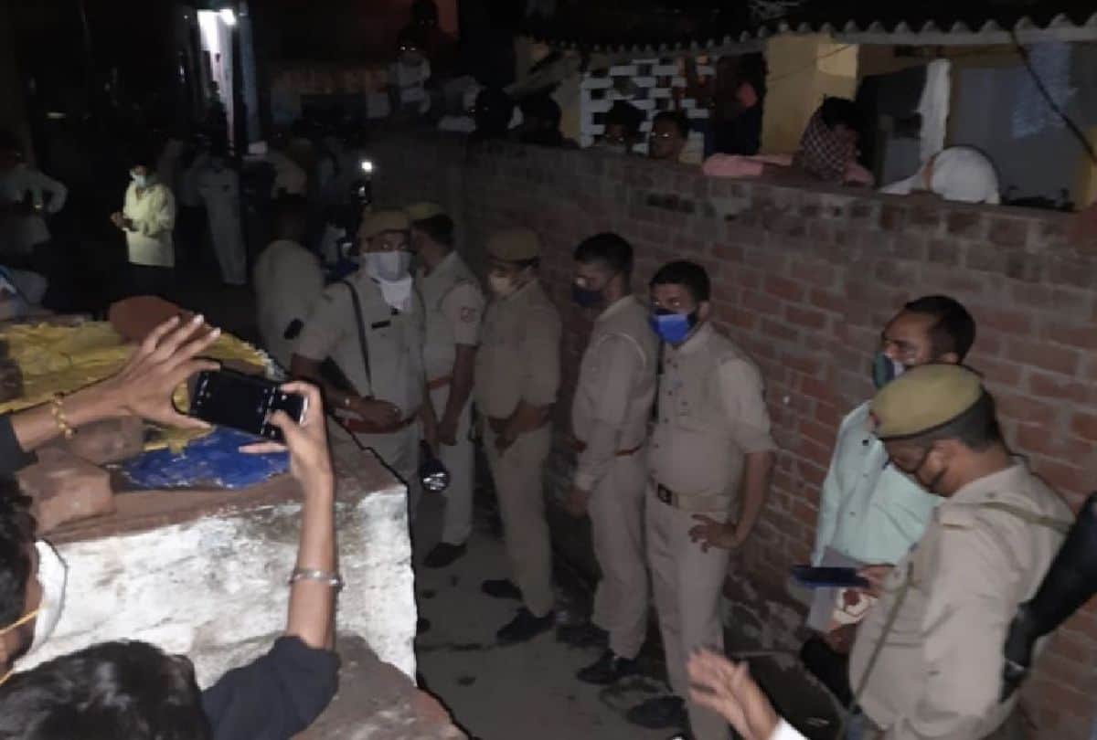 three dead bodies found in the house in firozabad