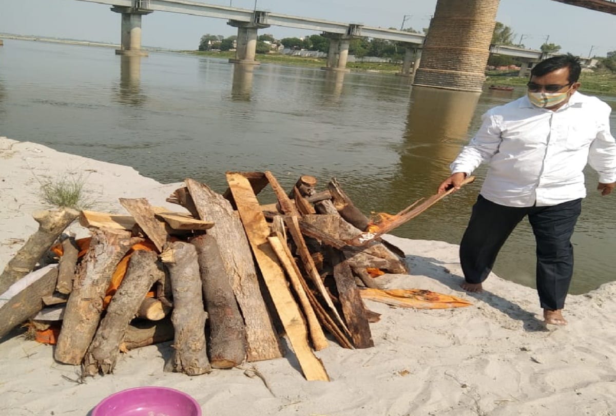 Many dead bodies were found again due to cutting on the Ganges Ghats