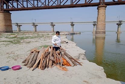 11 bodies buried in the sand were found at Phaphamau Ghat, pyres were decorated till late night,