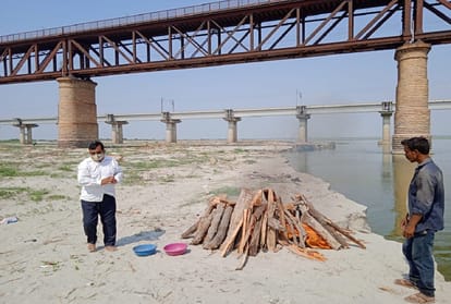 Many dead bodies were found again due to cutting on the Ganges Ghats