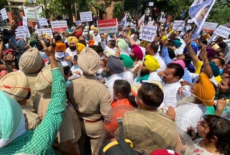 Aam Aadmi Party protests outside residence of Health Minister in Mohali
