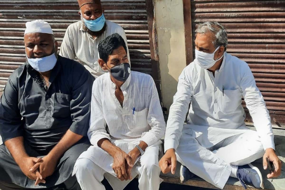 Saharanpur: Congress MLA sitting on dharna after hand pump was uprooted, uproar,