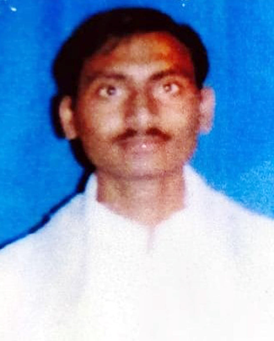 The dead body of the confectioner who was missing for fourteen days was found in the bushes