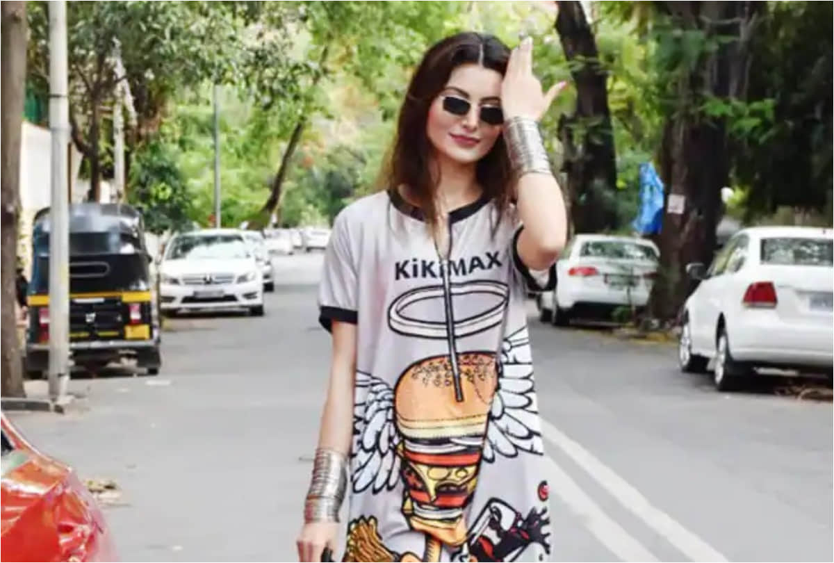 urvashi rautela show style in ripped jeans with crop top