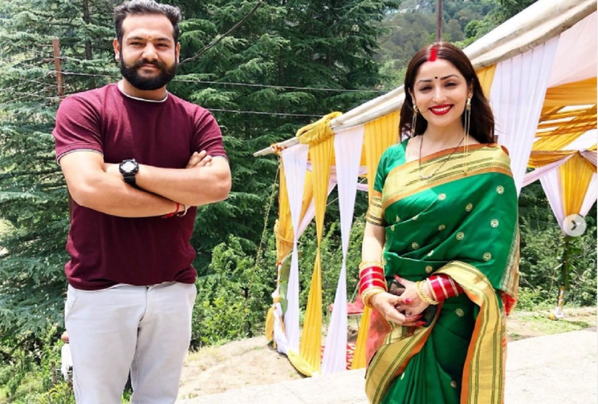newly wed yami gautam post wedding pic in red saree with sindoor viral