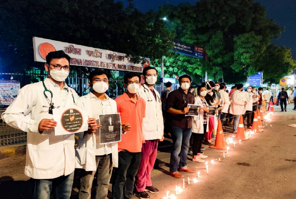Delhi news: Slogans raised in support of doctors of Madhya Pradesh, doctors take out candle march