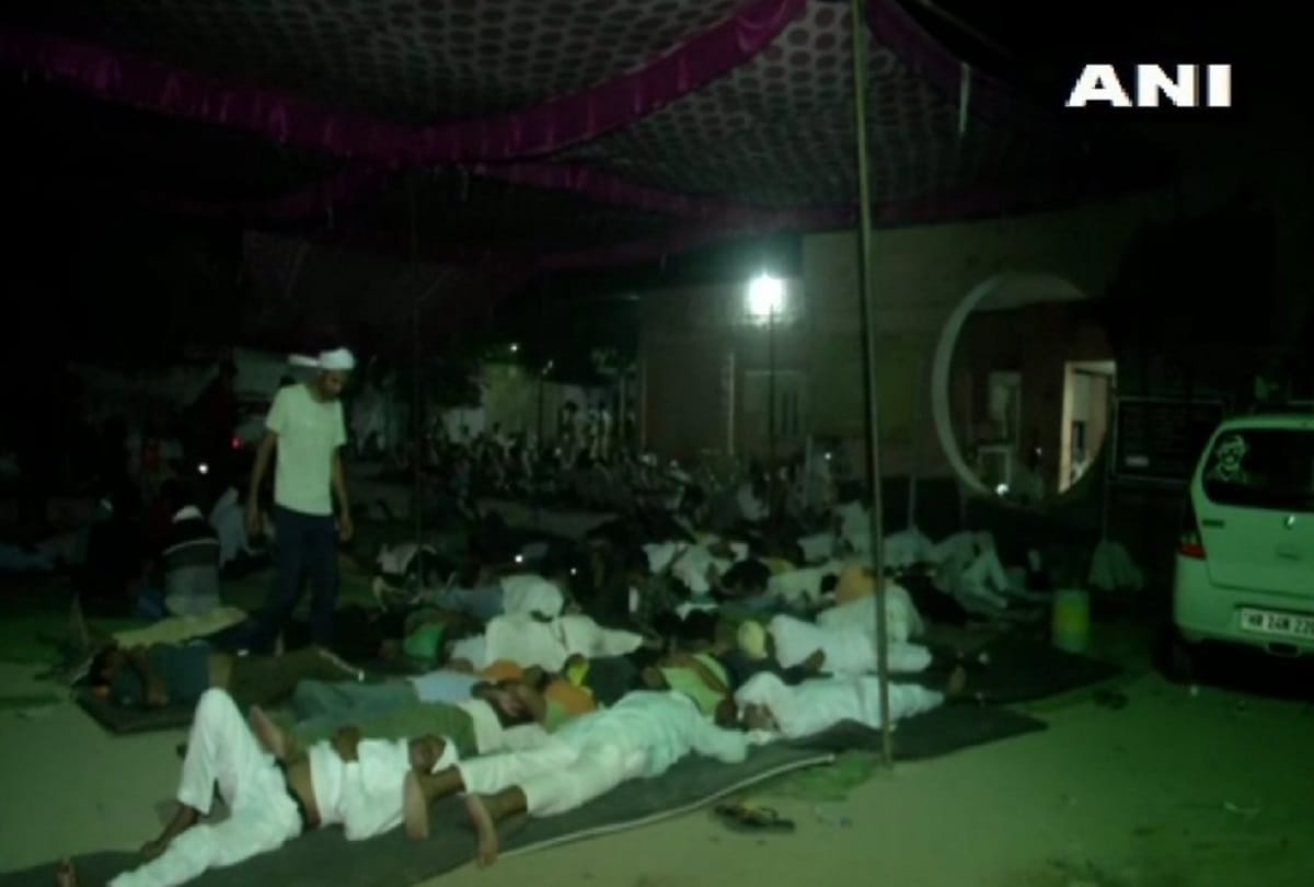 Farmers and BKU leader Rakesh Tikait continue to protest outside Tohana PS