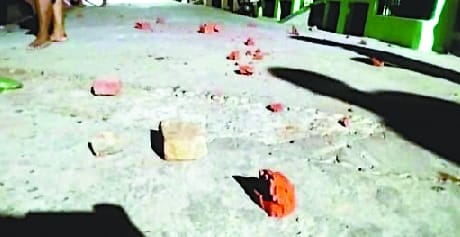 Stone pelting on the councilor who went to settle the dispute of neighbors