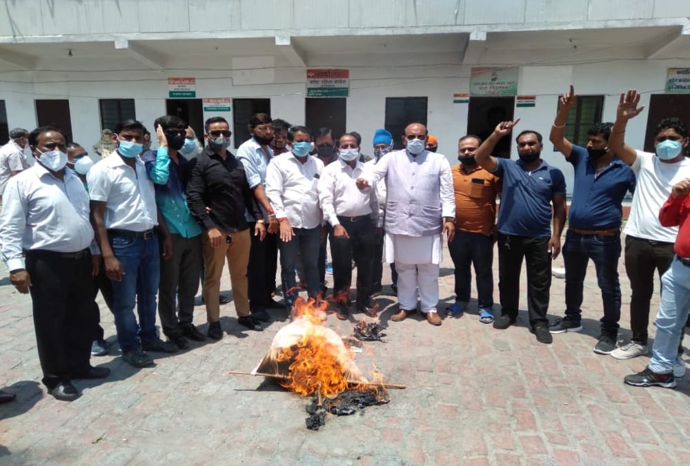 Coronavirus Covid Curfew in Uttarakhand: Businessman Protest for Not opening shop Photos