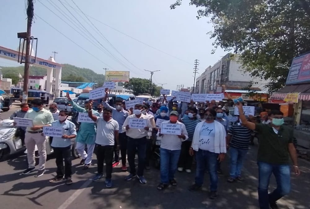 Coronavirus Covid Curfew in Uttarakhand: Businessman Protest for Not opening shop Photos