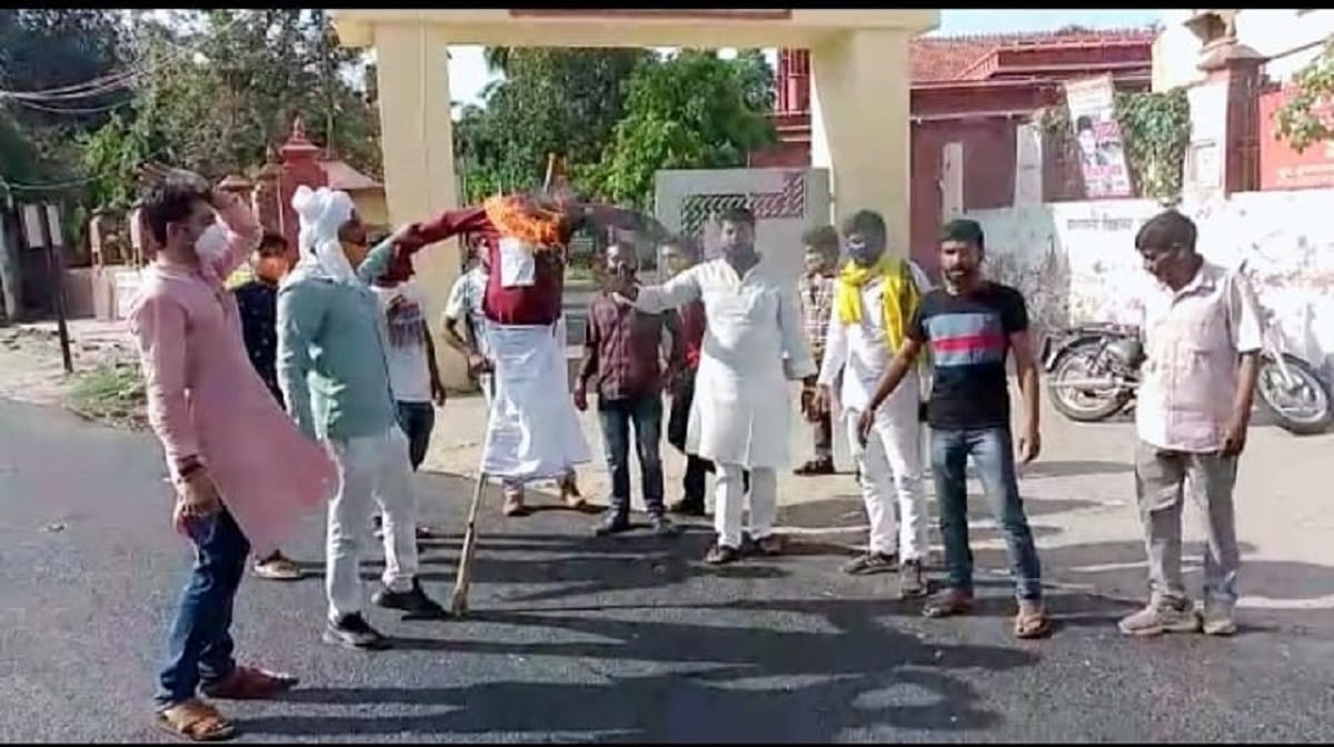 Sampurnanand Sanskrit University Students challenged ramdev to debate on shastrarth burnt effigy Varanasi