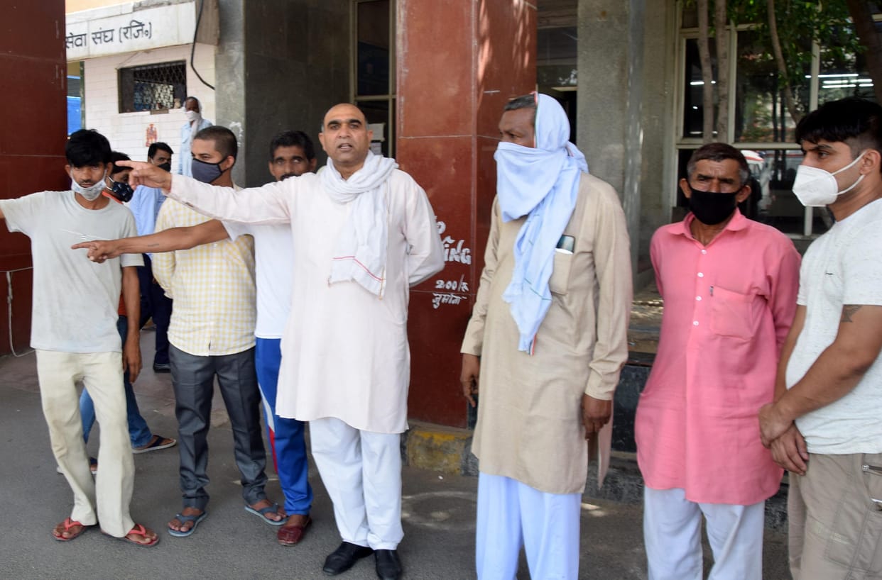 Relatives protest against the removal of the patient's body from an ambulance for corona examination