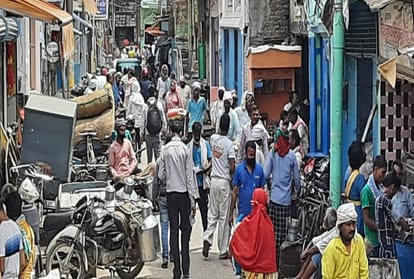 unlock banaras from today  crowds gathered in markets many vehicle came out on road people forgot social distancing rules at many places