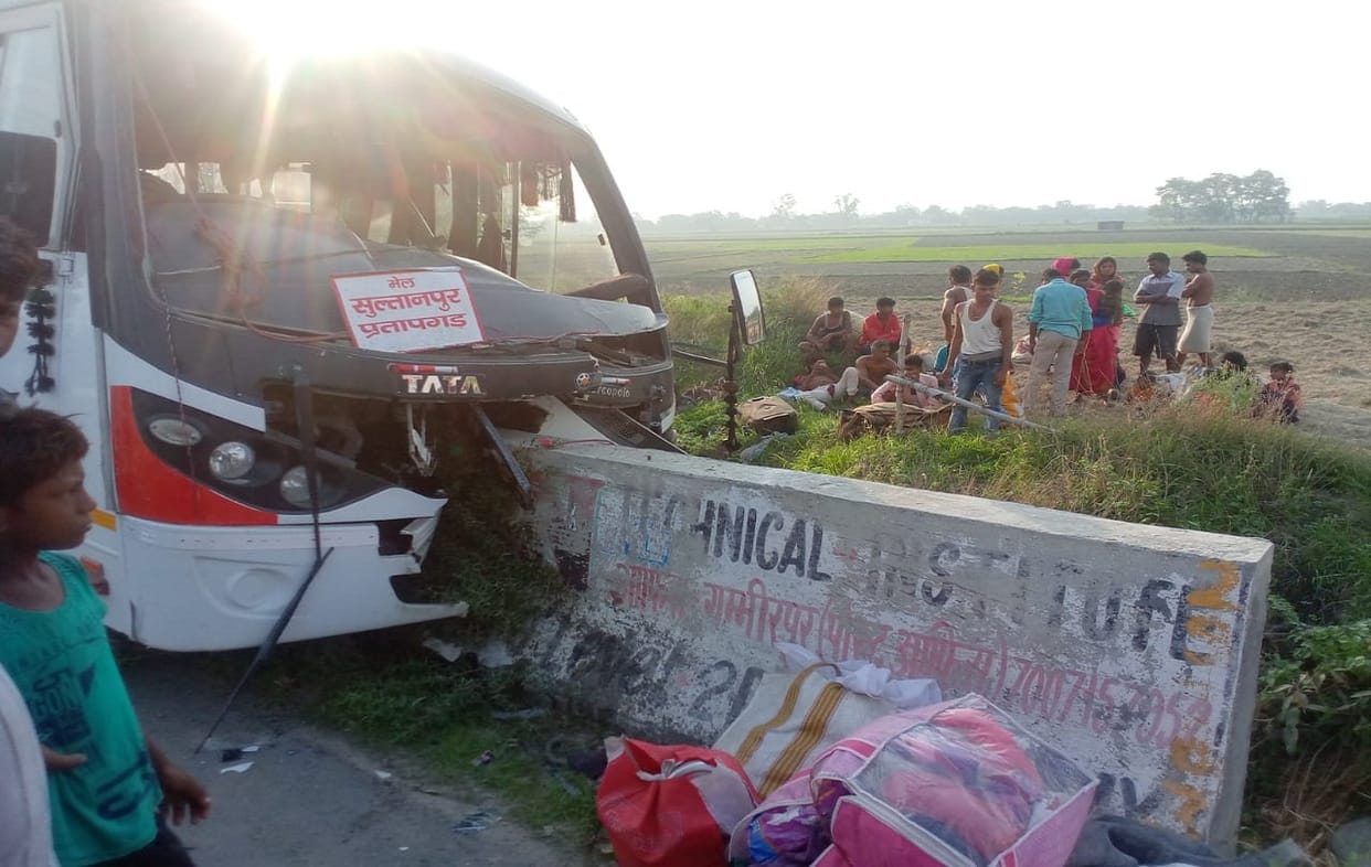 Accident on Azamgarh Jaunpur Road more than 20 laborers of Chhattisgarh injured after Bus collided with railing