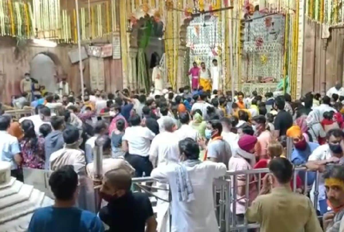 Huge Crowd Of Devotees Violate Of Covid Protocols In Banke Bihari Temple Vrindavan