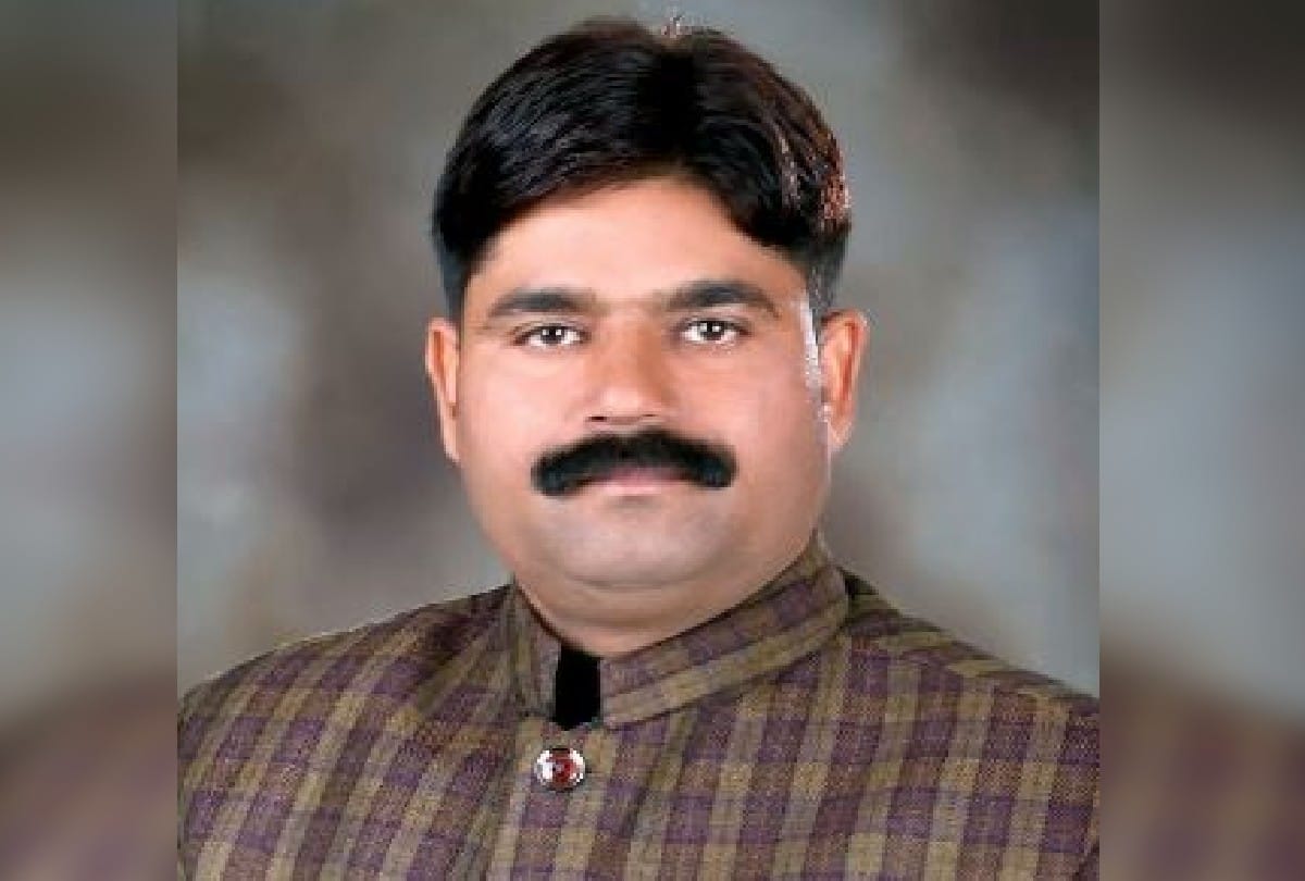 Gram Pradhan Sumit Sen Wants Lights In Village Of Sawai
