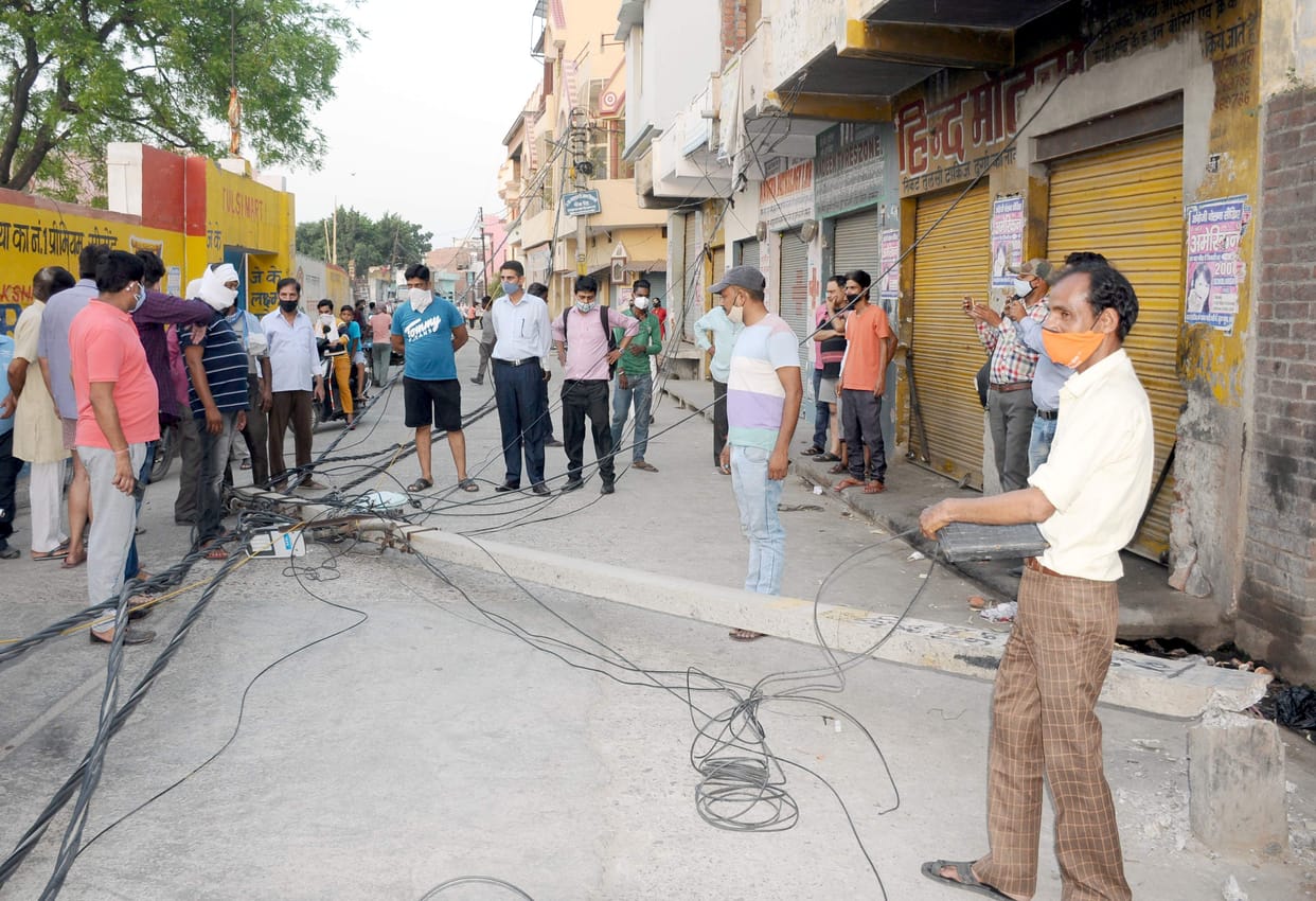 Line and pole broken after being hit by container, power failure of more than 250 connection holders, major accident averted