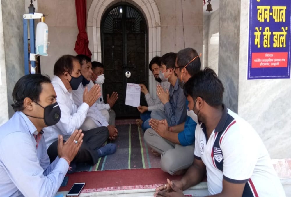 Coronavirus Covid Curfew in Uttarakhand: Businessman Protest for Not opening shop Photos