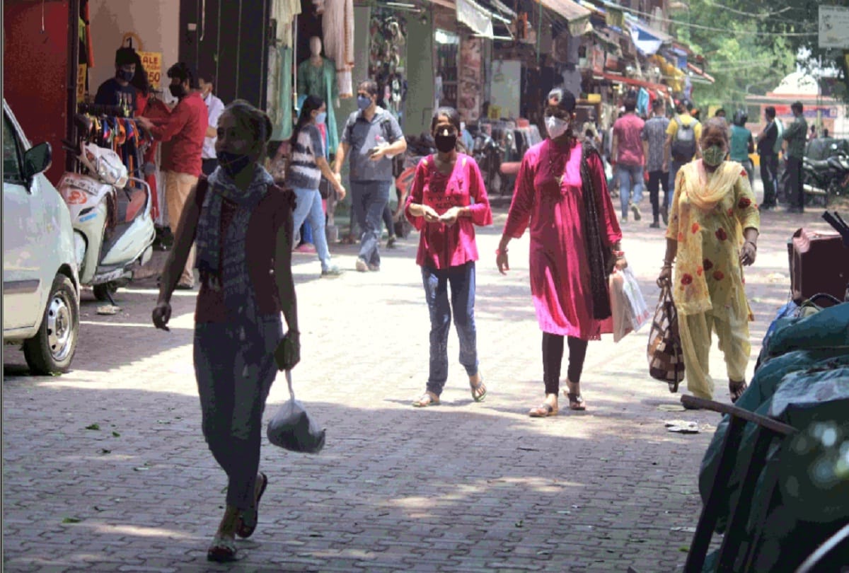 crowd in markets no social distancing in metro road jam see the pictures of the first day of Unlock-2