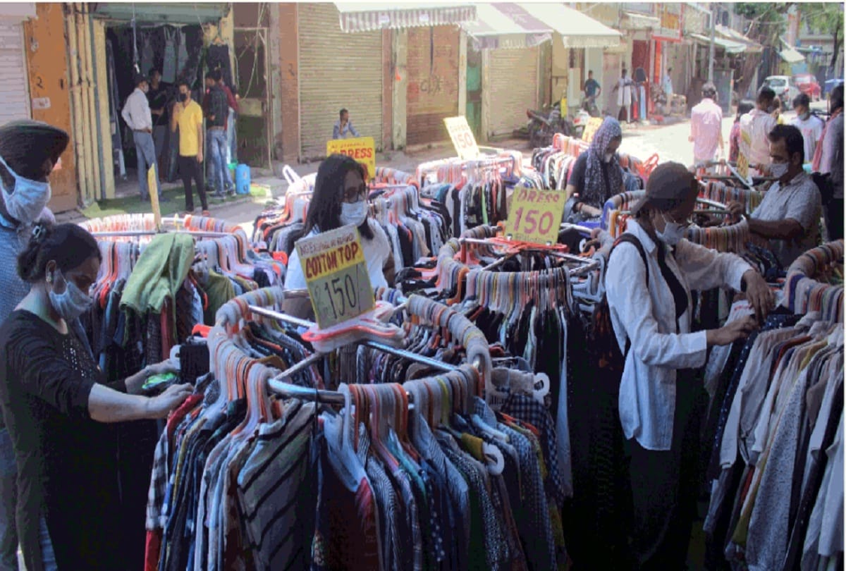 Market not buzzing buyers absent due to fear of corona third wave no sale at showroom-mall shops