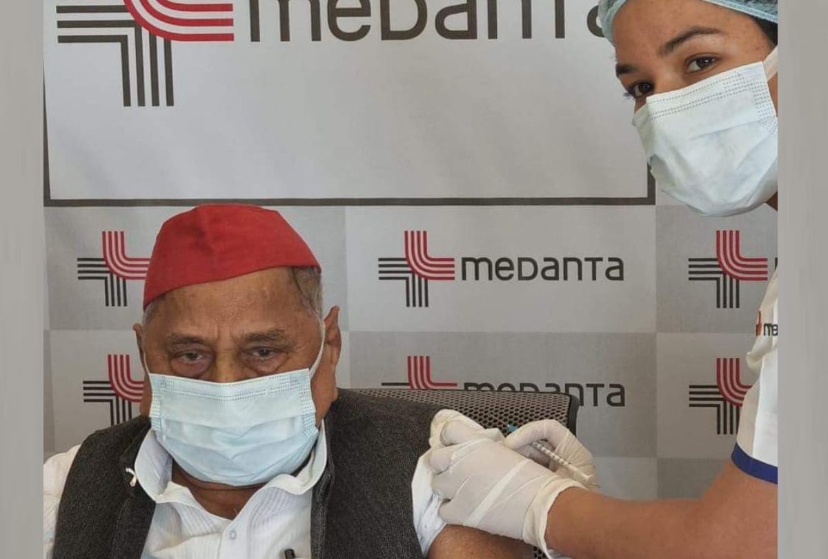 Mulayam Singh Yadav got vaccinated.