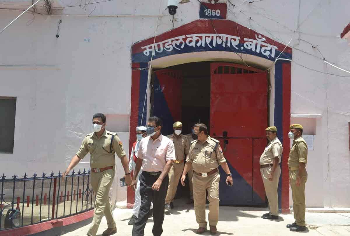UP: The prisoner who escaped from Banda Jail found after twenty hours, was hidden in grass kept in premises