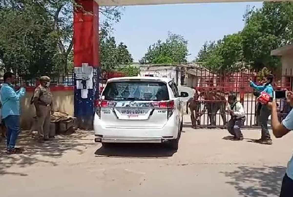 UP: The prisoner who escaped from Banda Jail found after twenty hours, was hidden in grass kept in premises