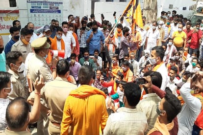 Saharanpur handpump case: Congress MLAs are demanding to install hand pumps again but Bajrang Dal workers are protesting