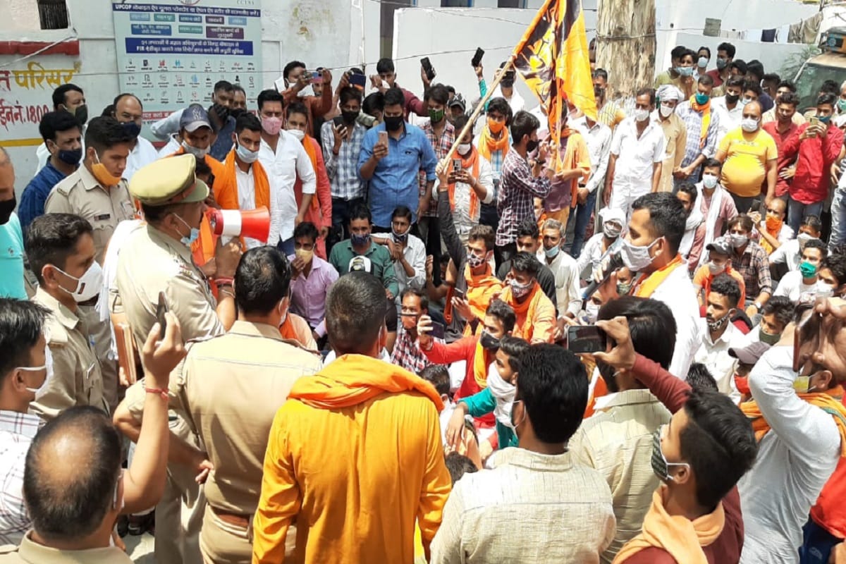 Bajrang Dal workers demonstrated in Behat regarding hand pump case in Saharanpur