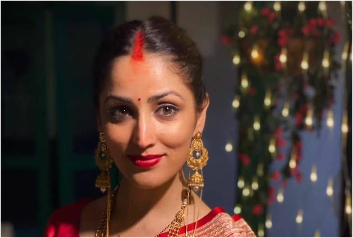 newly wed yami gautam post wedding pic in red saree with sindoor viral