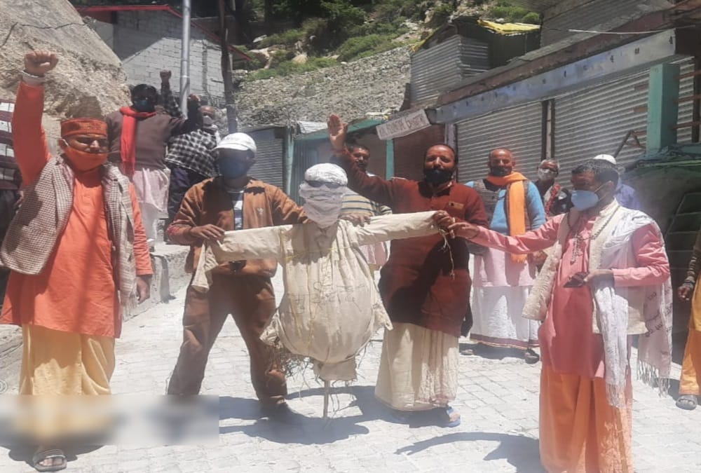 Uttarakhand News : Tirath Purohit Protest Against Cabinet Minister Satpal Maharaj Statement about Devasthanam Board