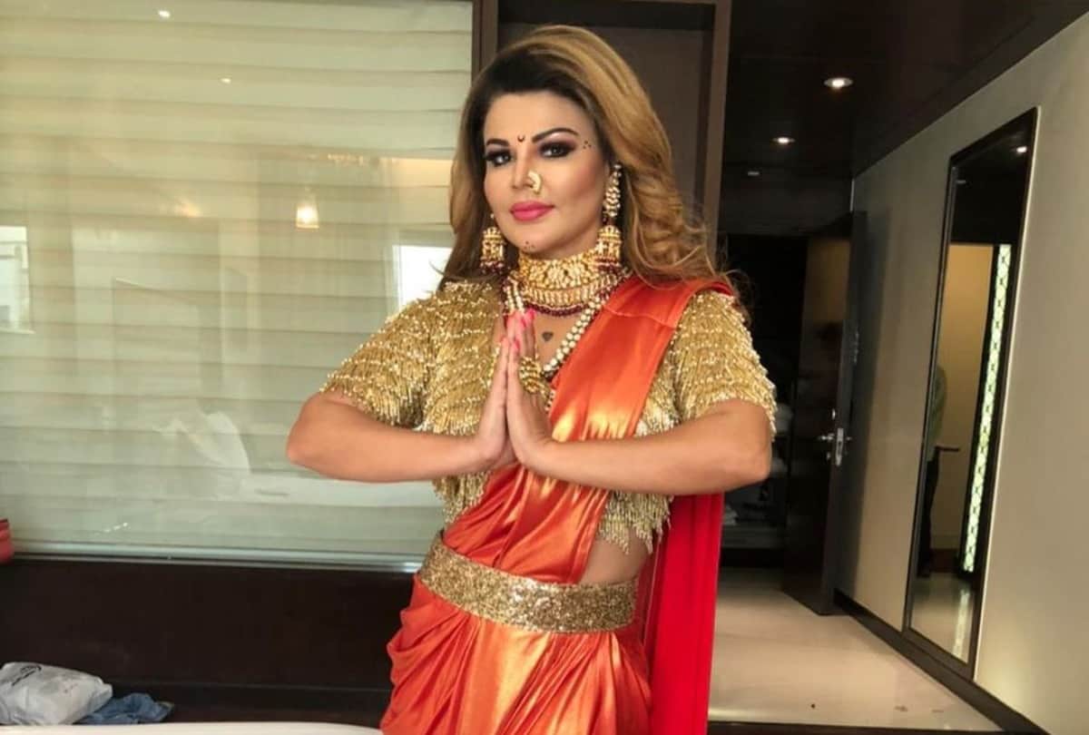 Rakhi Sawant kisses Prem Chopra's fractured hand his reaction is hilarious