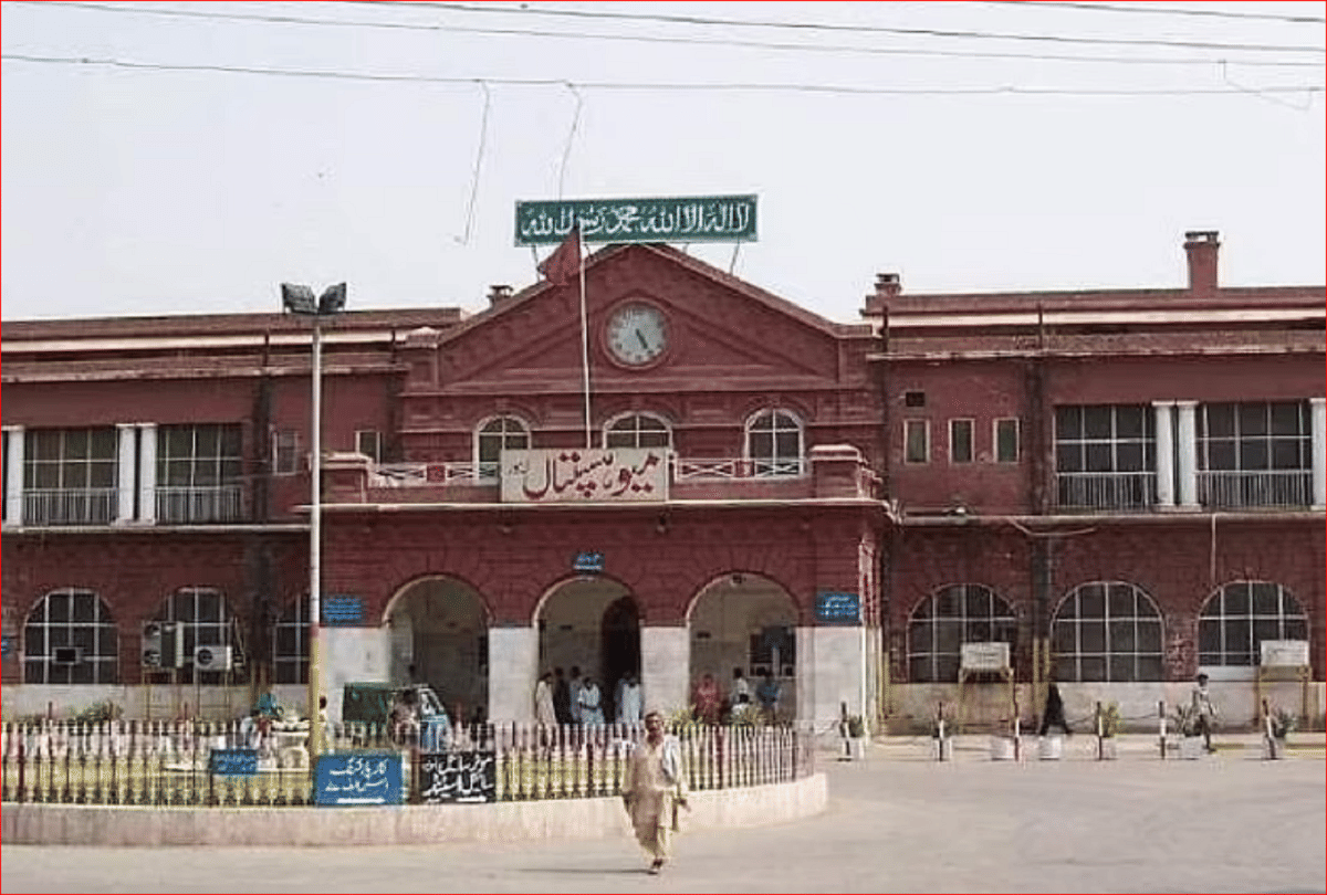 In pakistan 80 year old woman died because security guard poses as doctor and did surgery on her