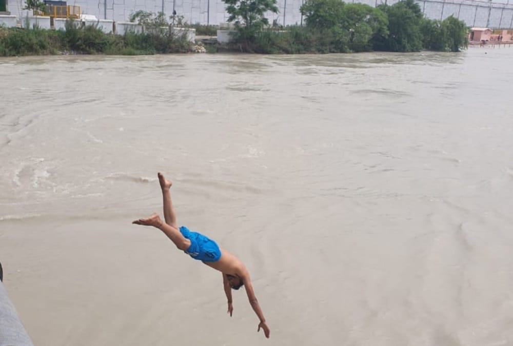 Uttarakhand weather updates: Youth Doing Stunts in Ganga river at har ki pauri photos