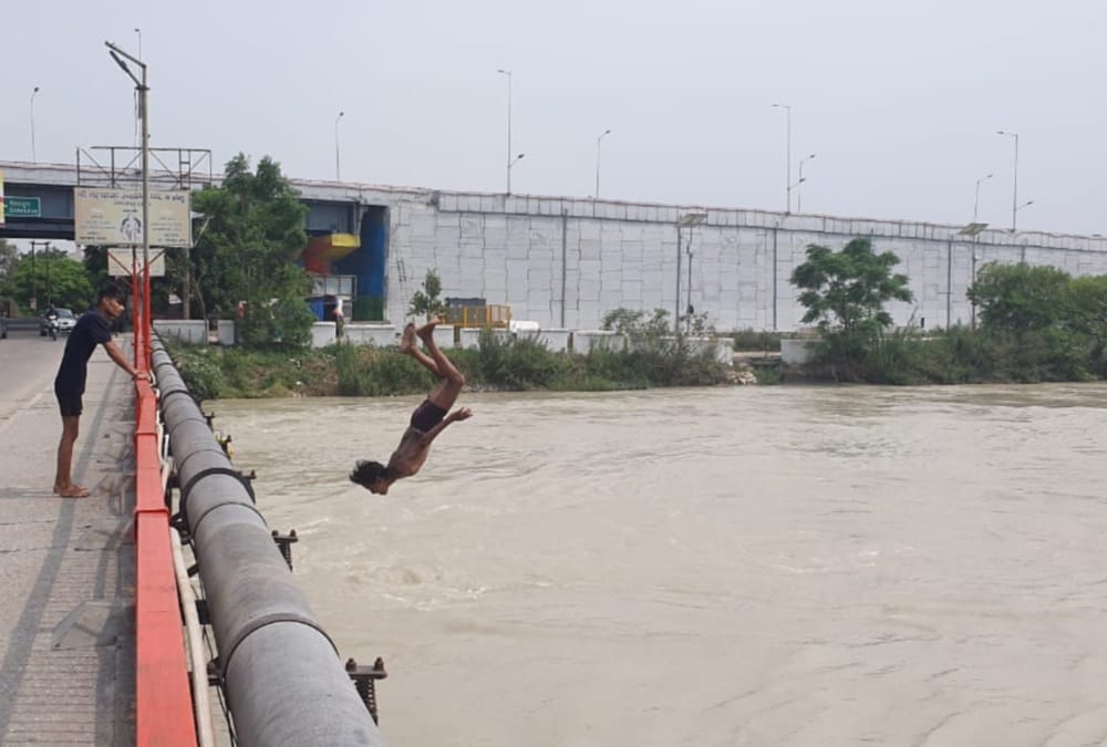 Uttarakhand weather updates: Youth Doing Stunts in Ganga river at har ki pauri photos