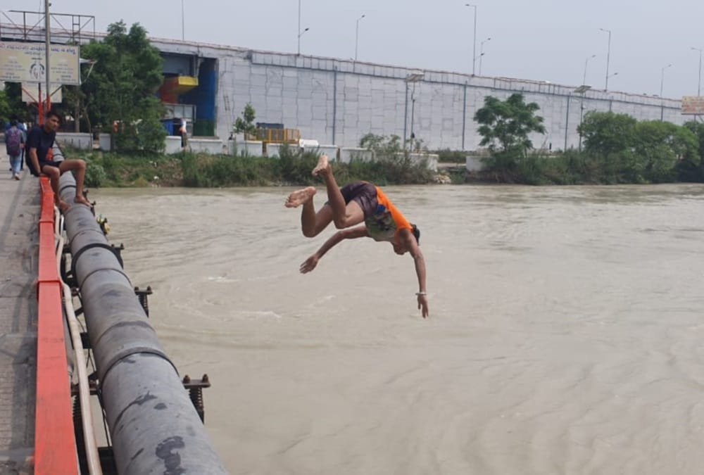 Uttarakhand weather updates: Youth Doing Stunts in Ganga river at har ki pauri photos