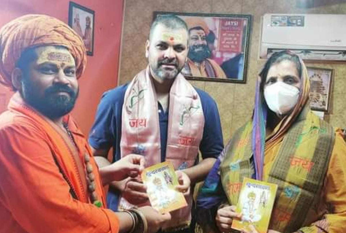 Cricketer R P Singh offer prayer in ayodhya in Hanumangarhi.