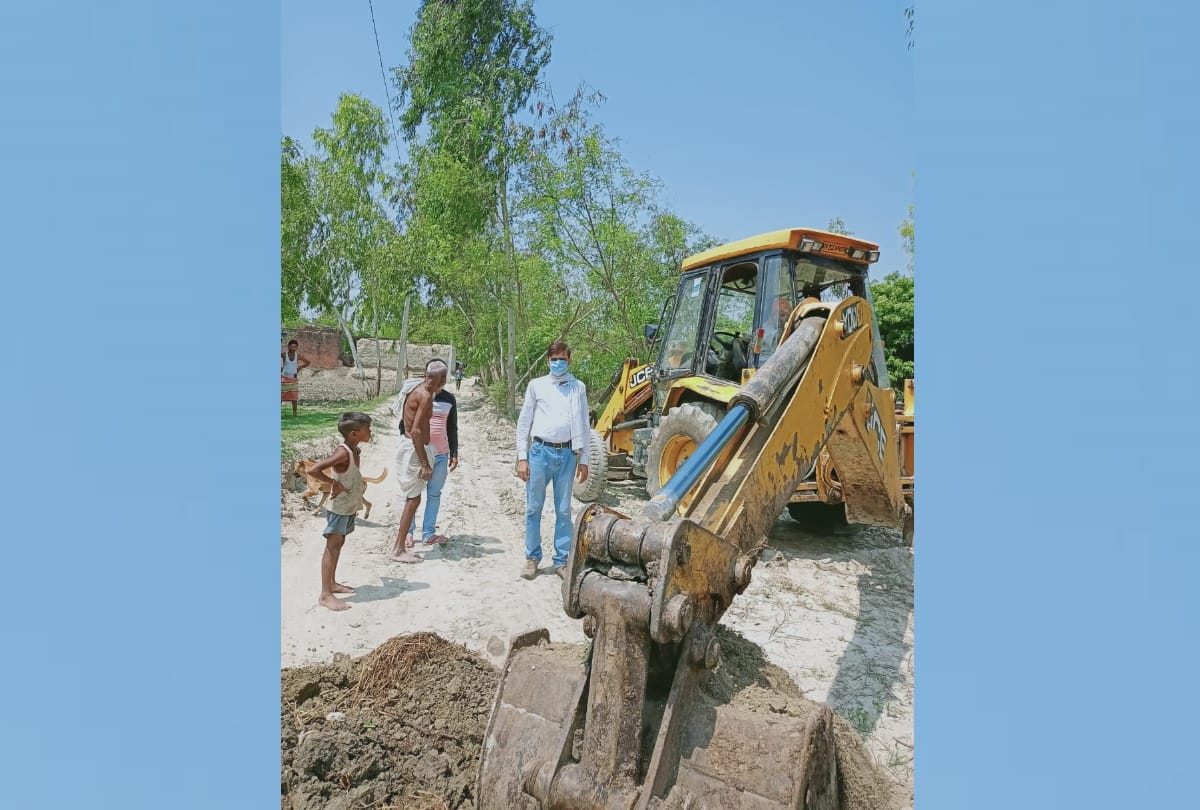 former pradhan duged the road of a village after get defeated in election in barabanki.