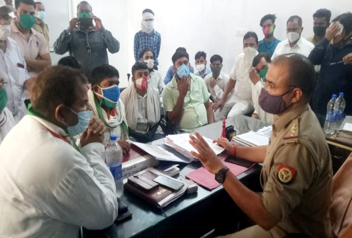 Congress leaders protested against Paras Hospital Agra