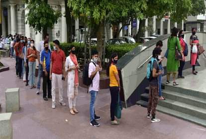 मेट्रो स्टेशन पर जाने के लिए यात्रियों की लगी लाइन