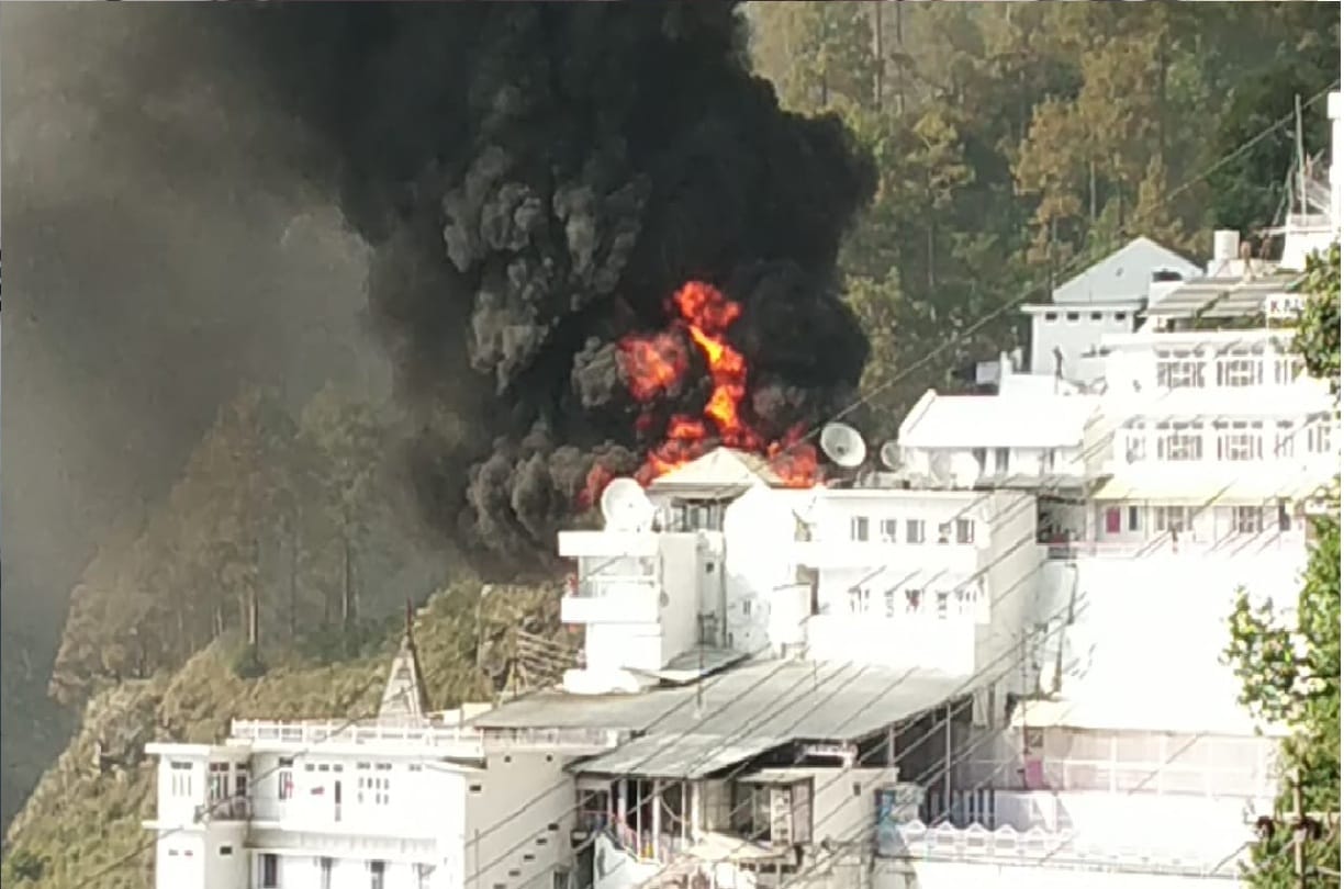 Fire broke out near Mata Vaishno Devi darbar, flames were visible till Bhairon Valley