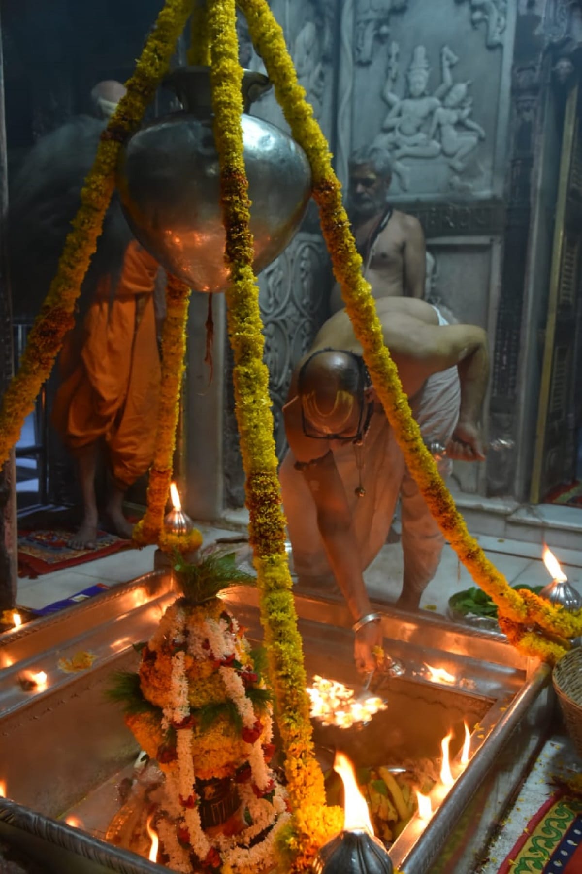 SDM caught truck carrying scrap from Kashi Vishwanath Dham