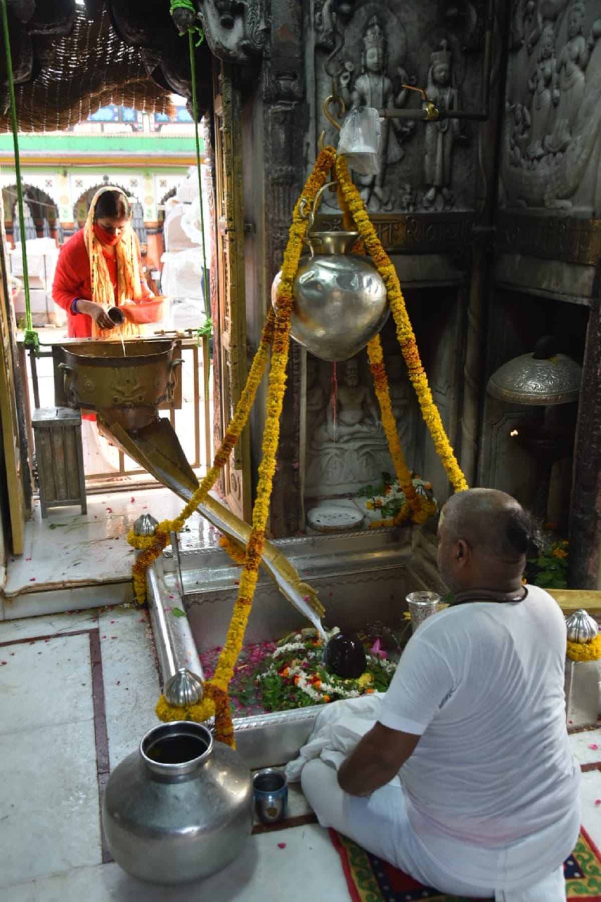 Kashi vishwanath mandir open for devotees entry without rtpcr test in varanasi